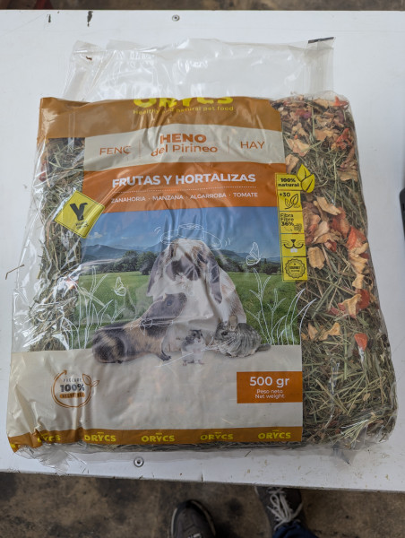 Heu Pyrenäen für Kaninchen, Nagetiere mit Möhre Apfel Johannisbrot Tomate