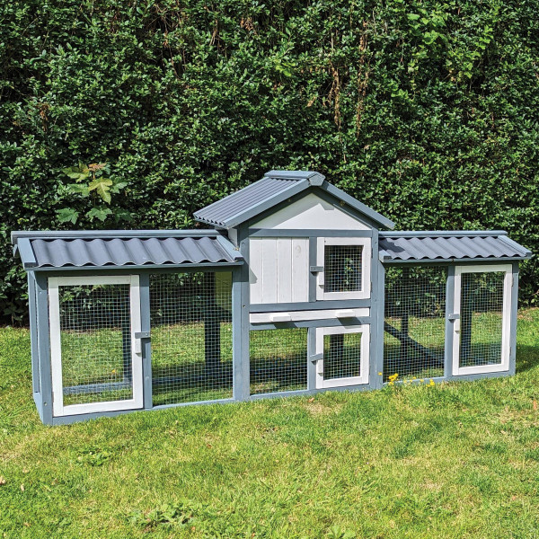 Kopie von Kaninchenstall Picasso grau_weiss mit PVC Welldach #1